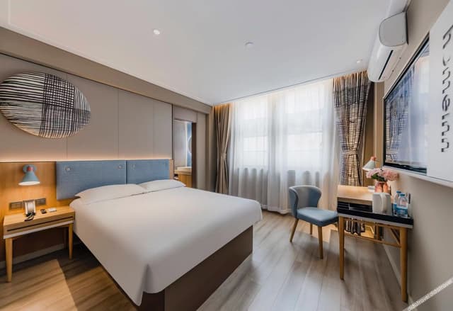 Business Queen Room