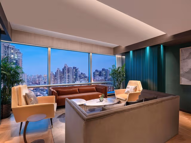 Club Studio, 1 King Bed, Club Lounge Access (Skyway)