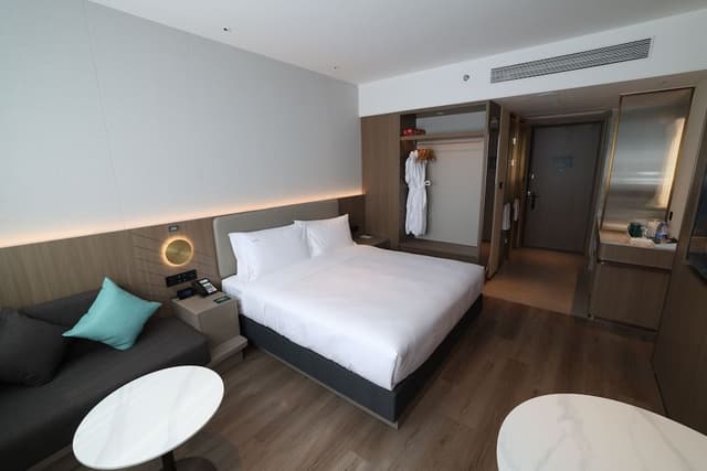 Standard Room, 1 King Bed, City View