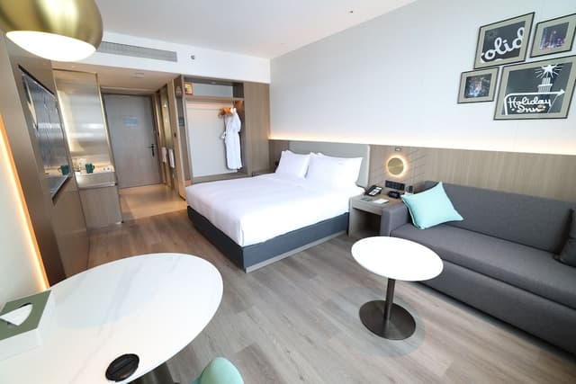 Standard Room, 1 King Bed, City View