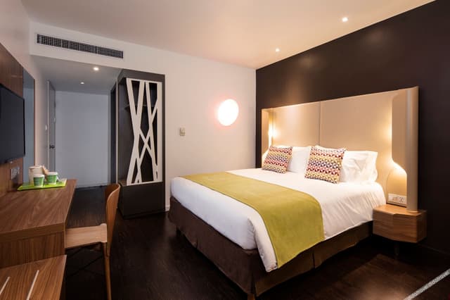 Deluxe Business Suite