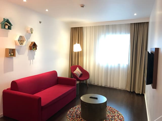 Deluxe Business Suite