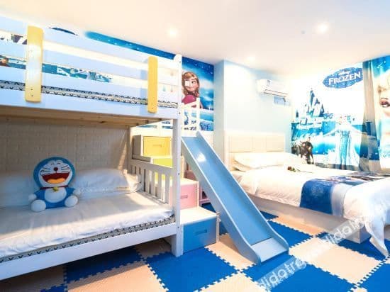 Frozen Fantasy Family Room With Slide And Three Beds
