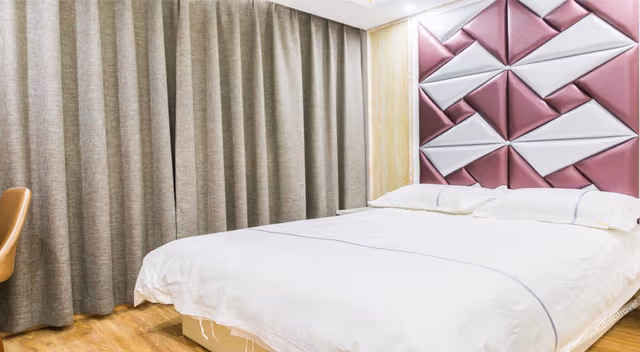 Queen Size Bed Room