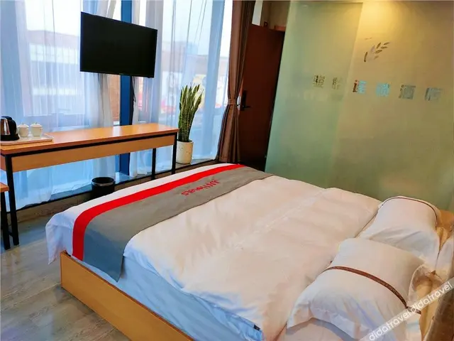 Panoramic Queen Room