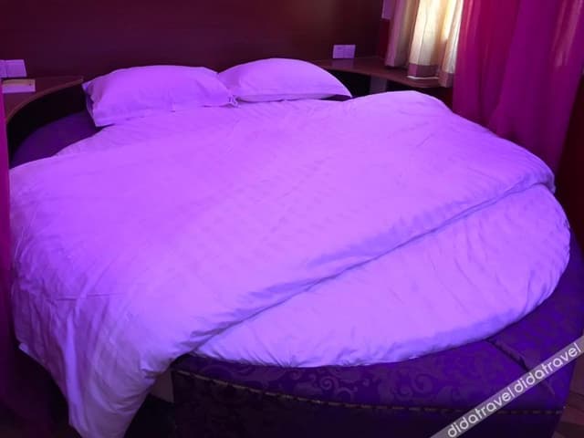 Romantic Round-bed Room