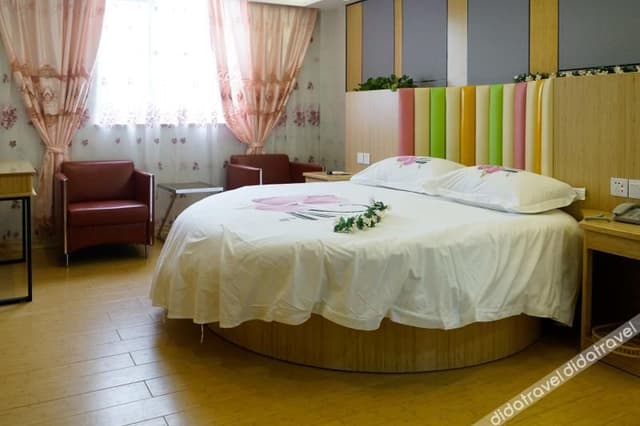 Round-bed Room