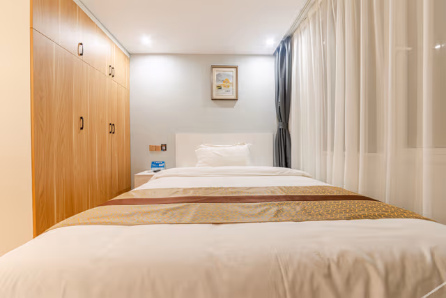 Business Queen Room