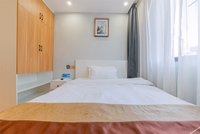 Business Queen Room