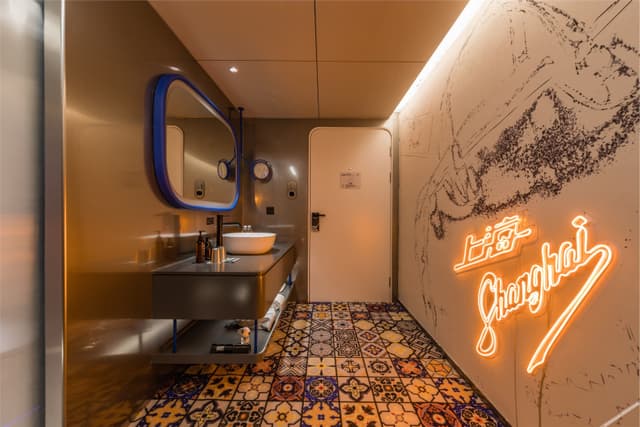 Highway Travel Room