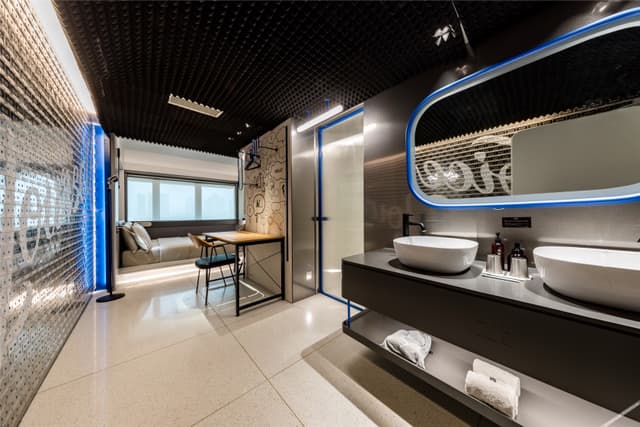 Highway Travel Room