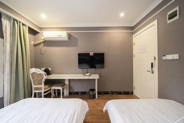Business Room (2 Beds)