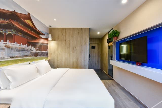 Business Room With Queen Bed