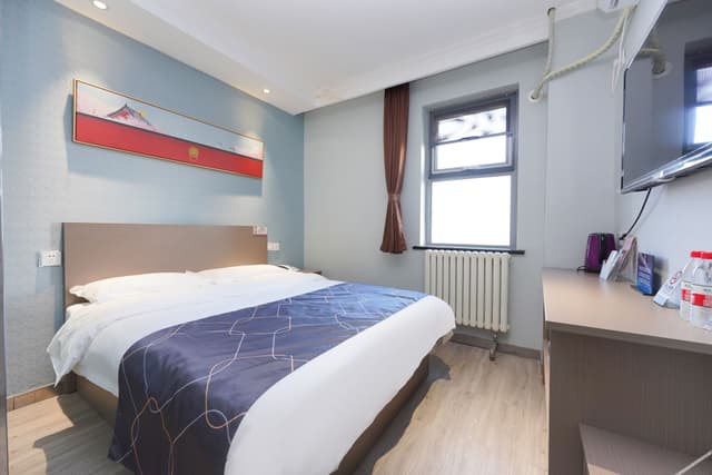 comfortable queen room