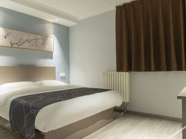 comfortable queen room