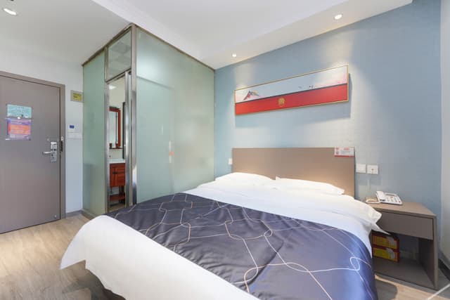 comfortable queen room