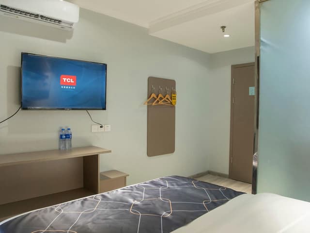 comfortable queen room