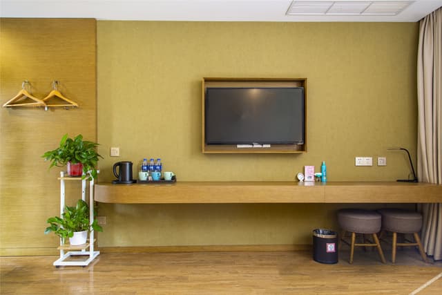 Courtyard Family Room