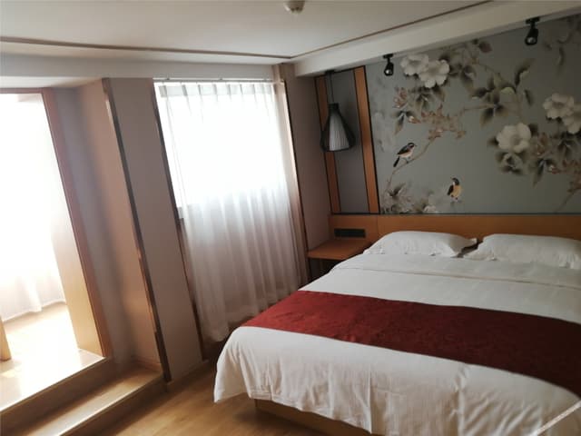 Queen Room With View