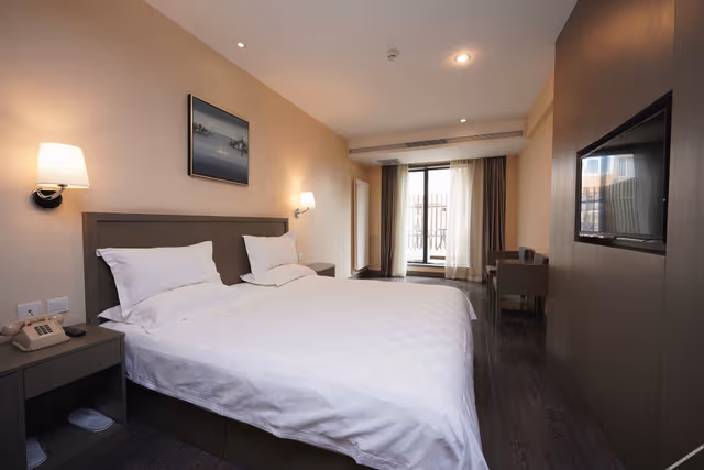 Queen Room With Courtyard View