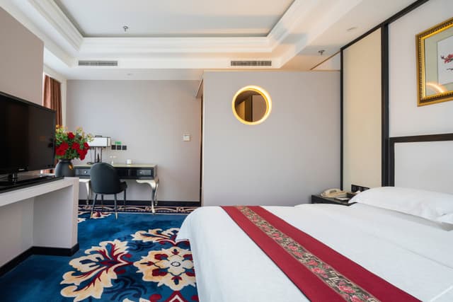 Panoramic Queen Room