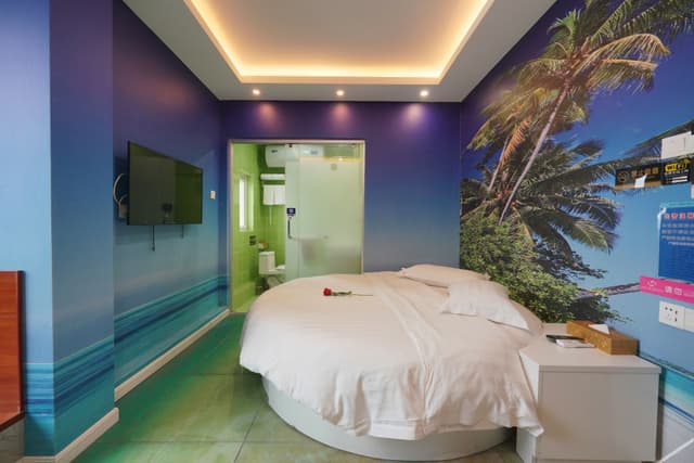 Round-bed Room