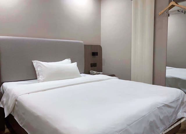 Queen Room A (No window)