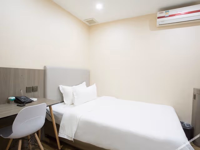 Queen Room A (No window)