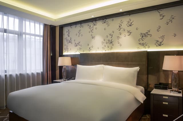 Deluxe Queen Room