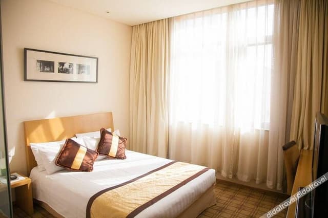 Business Queen Room
