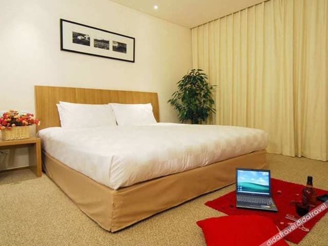 Business Queen Room
