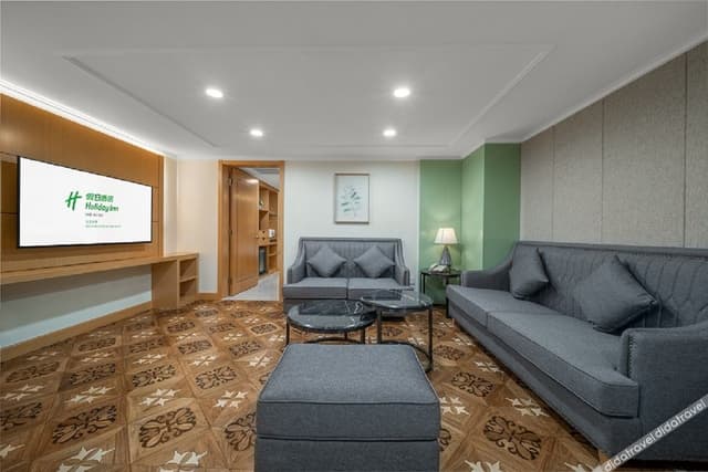 Holiday Superior Suite