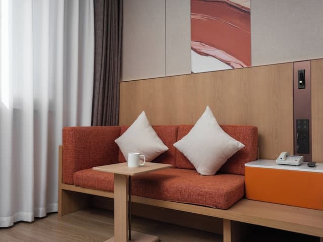1 Queen Standard Extra Floor Space