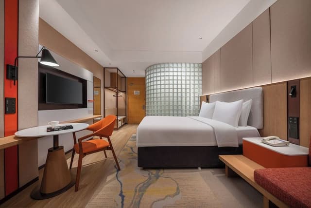 1 Queen Standard Extra Floor Space