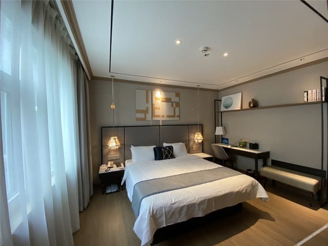 Business Queen Room