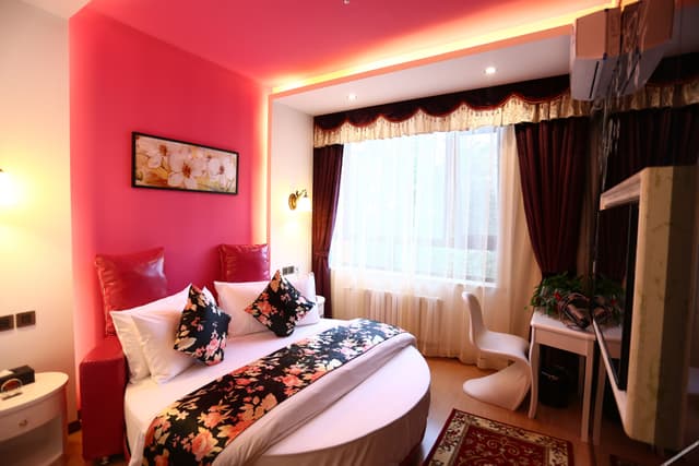 Deluxe Featured Round-bed Room
