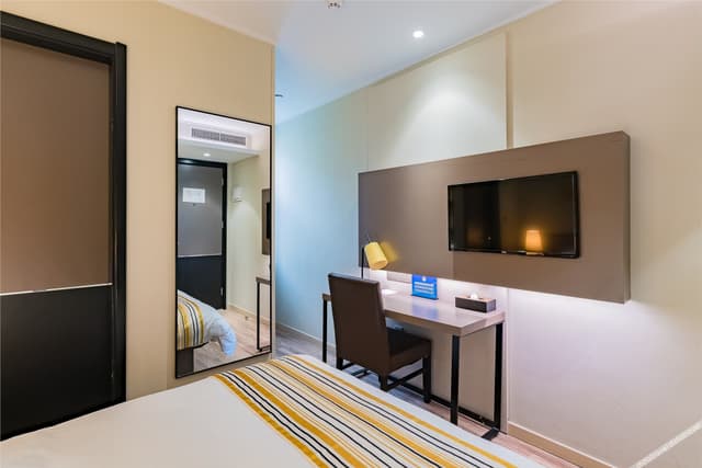Business Queen Room