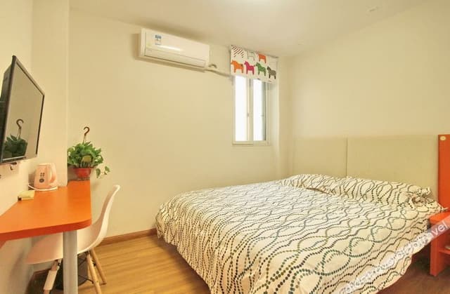 Business Queen Room