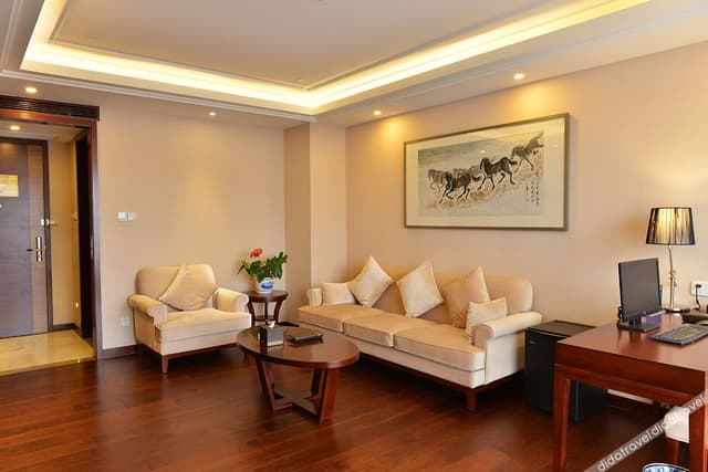 Business Queen Suite