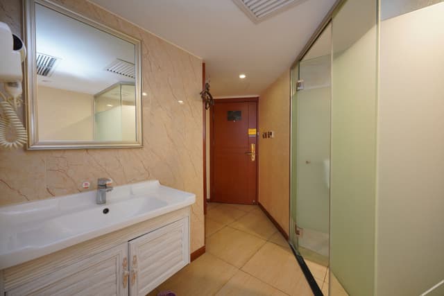 Business Queen Room