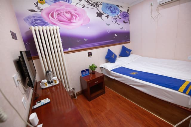 Budget Queen Room (No window)