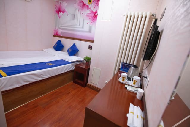 Budget Queen Room (No window)
