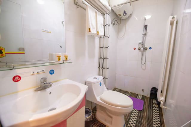 Budget Queen Room (No window)