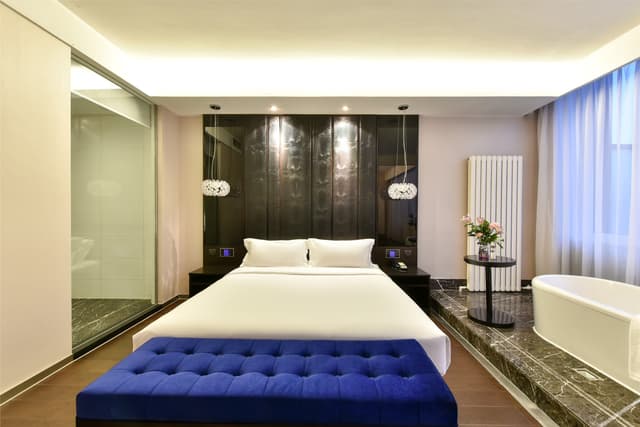 Selected Suite (Bathtub)