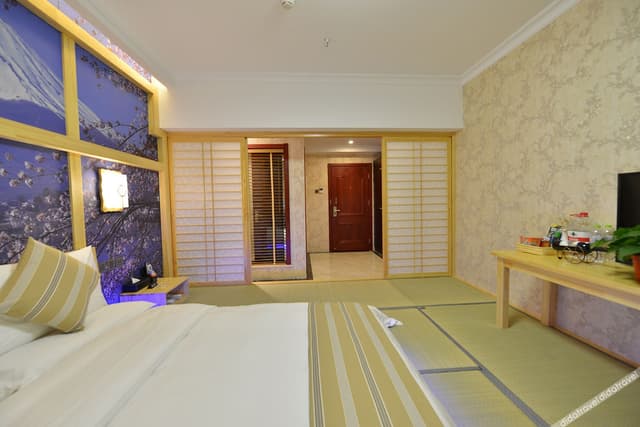 Deluxe Themed Queen Room