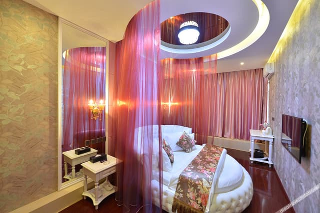 Themed Round-bed Room