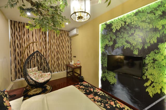 Deluxe Themed Queen Room