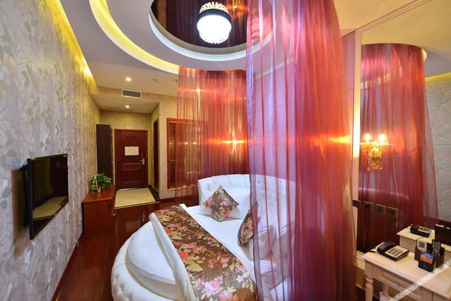 Themed Round-bed Room
