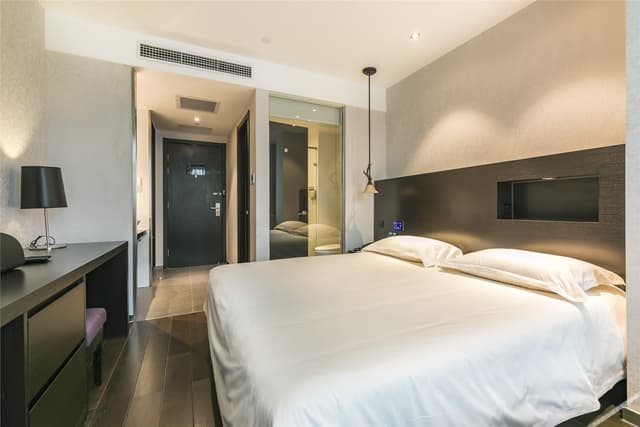Business Queen Room