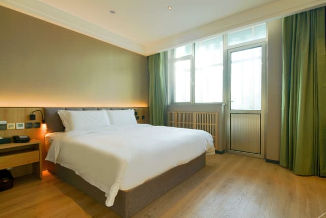 Deluxe Queen Room